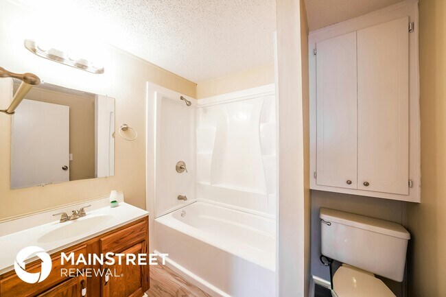 Building Photo - 5057 Oak Leaf Cir