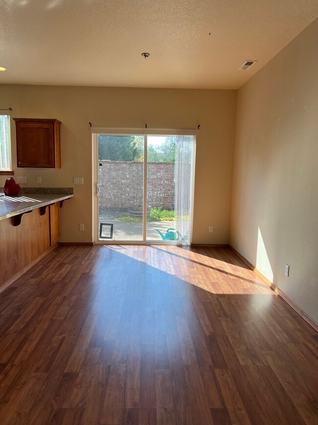 Building Photo - 417 SW Pemberly Loop