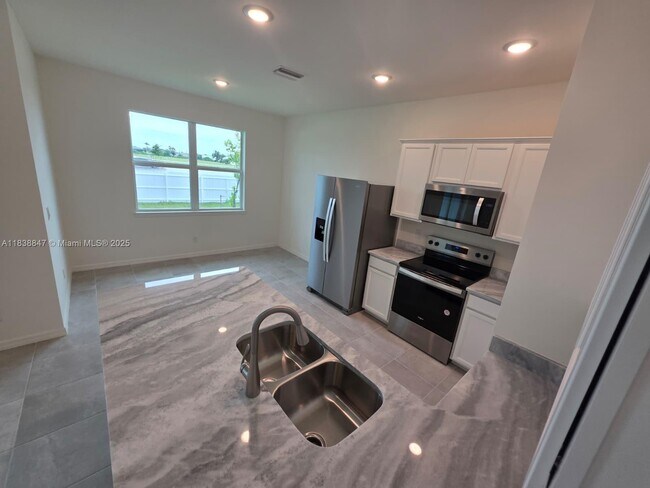 Building Photo - 408 NW 31st Pl