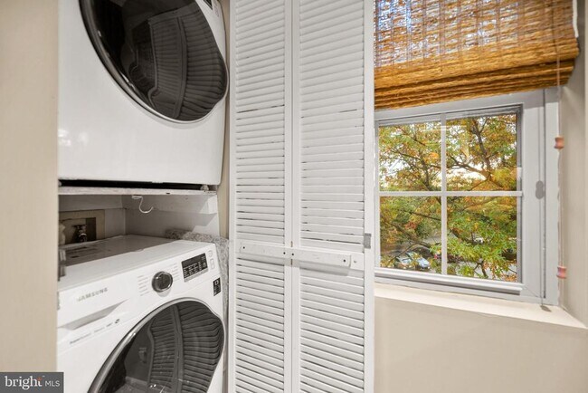 Building Photo - 1403 E Abingdon Dr