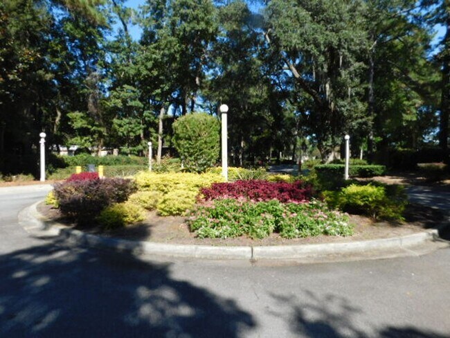 Building Photo - Remodeled Condo Located In Woodlake Villas