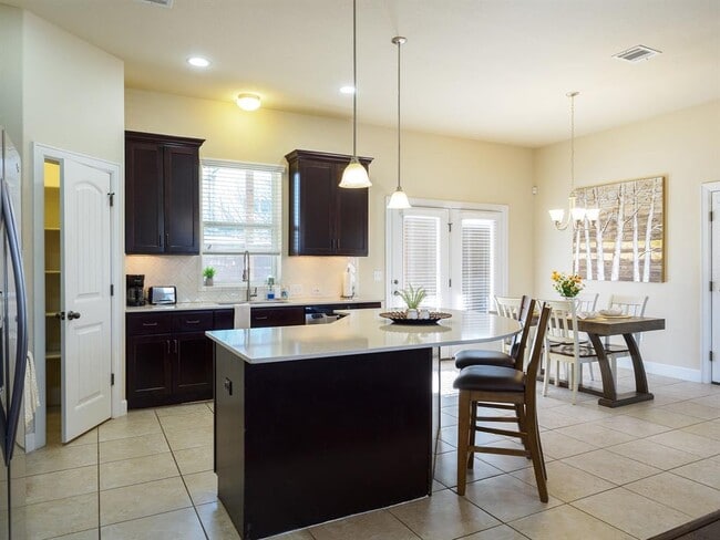 Building Photo - 5605 Roosevelt Ave