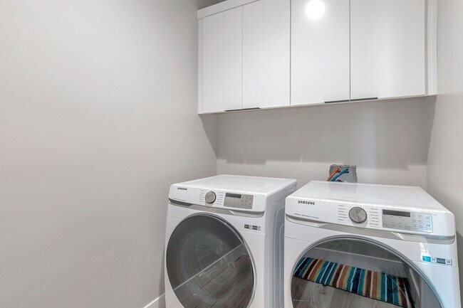 Building Photo - Fully Furnished 3BD/2BA Home with Solar – ...