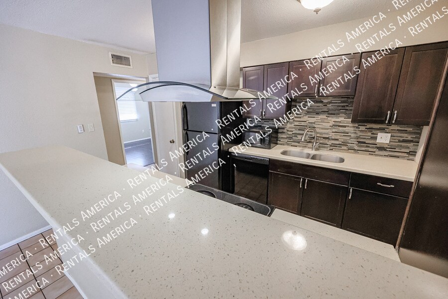 Building Photo - 2156 E Yale Dr