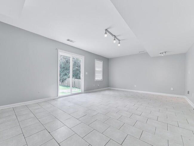 Building Photo - 725 Creek Trail NW