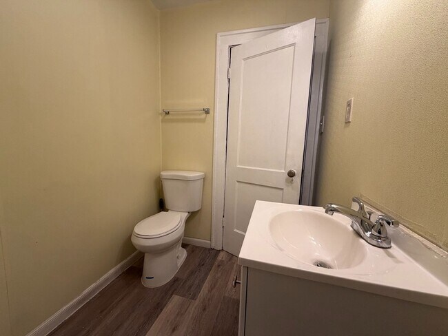 Building Photo - Affordable 1-Bedroom Apartment | Utilities Included | No Laundry