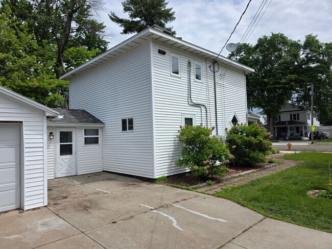 Building Photo - 840 Lincoln St