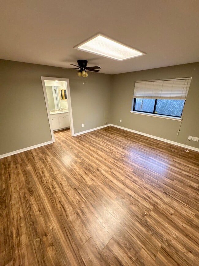 Building Photo - Golden Meadows Home!