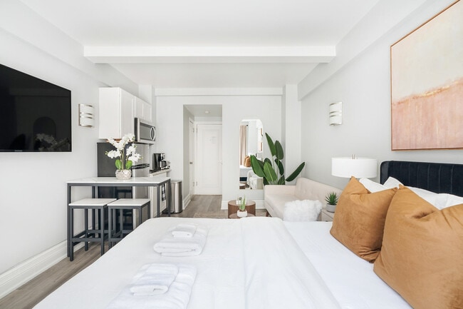 Building Photo - 240 W 73rd St