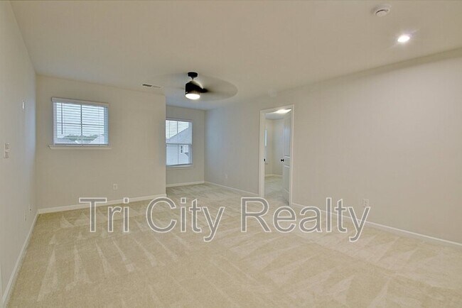 Building Photo - 504 Albertson Ave