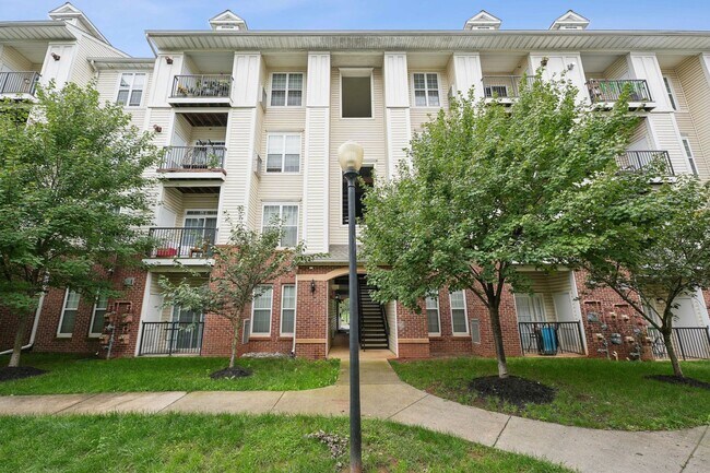 Building Photo - Welcome to this beautiful and bright one-b...