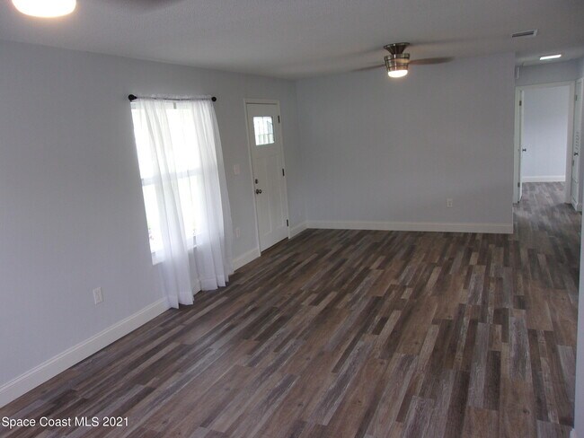 Building Photo - 1240 N Singleton Ave