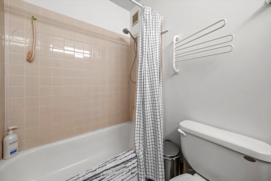 Building Photo - 2740 N Pine Grove Ave