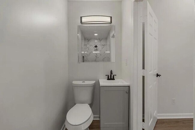 Building Photo - 5 Bedroom and 3 Bathroom home available to...