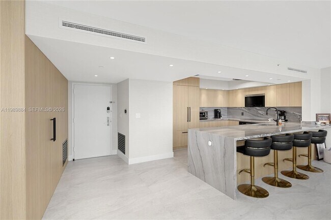 Building Photo - 1800 Sunset Harbour Dr