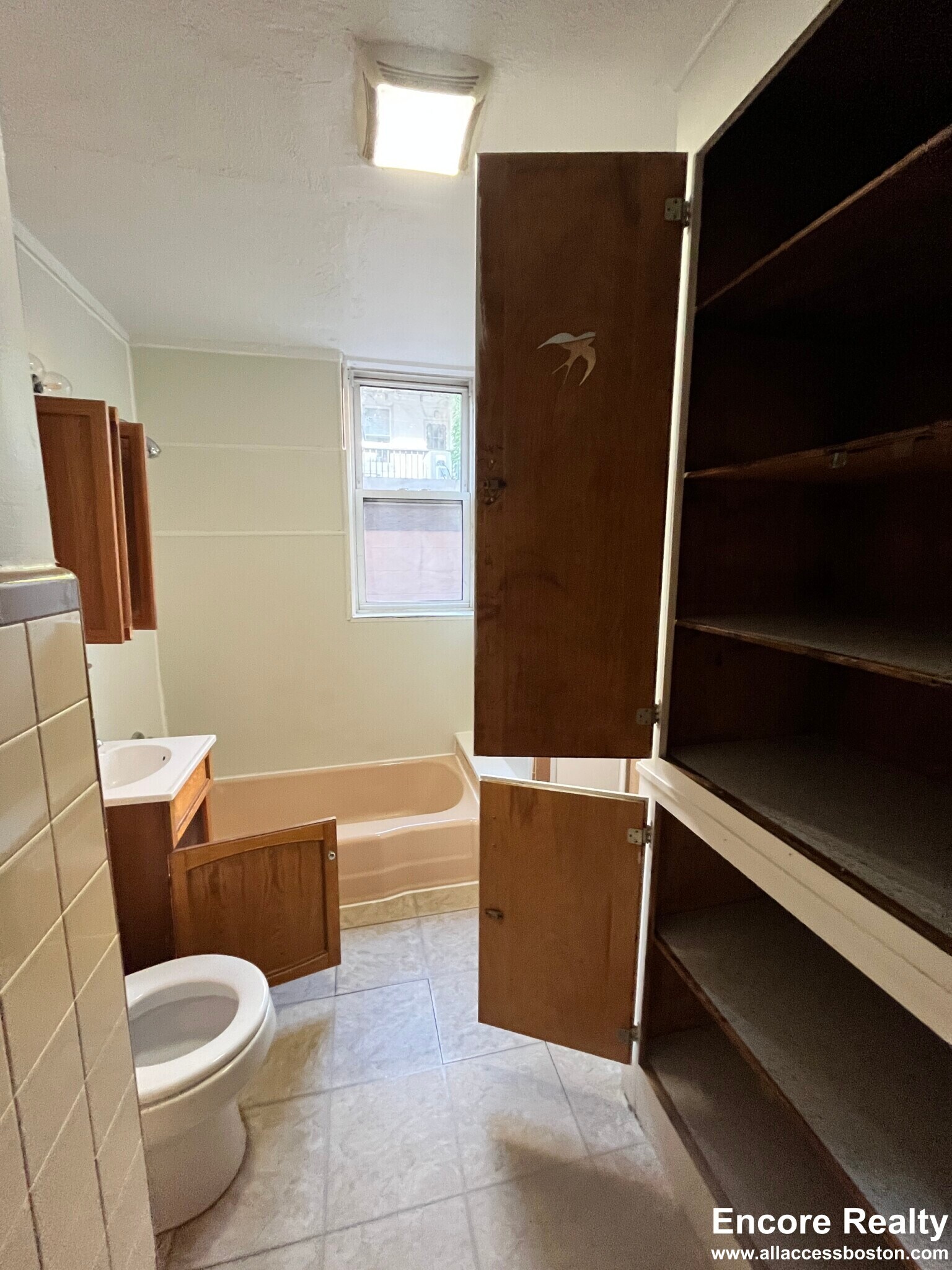 Building Photo - 1760 Beacon St