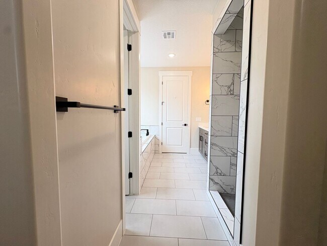 Building Photo - Solar Home For RENT!!!