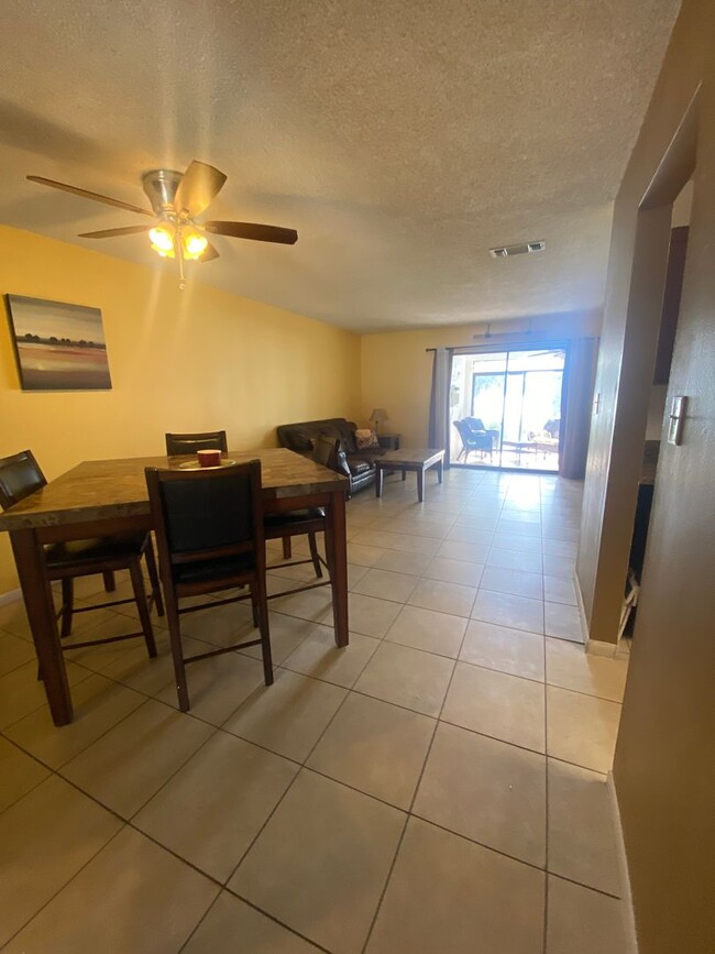 Building Photo - Beautiful Lakefront Condo!