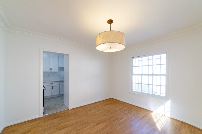 Building Photo - 452 S New Hampshire Ave