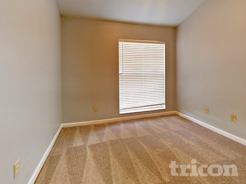 Building Photo - 2913 James Melvin Dr