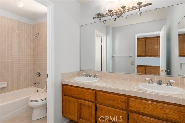 Building Photo - 3 Mantenida