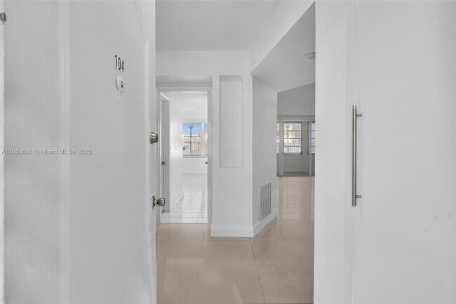 Building Photo - 1398 NE 191st St