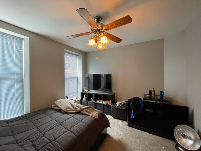Building Photo - Huge 3 bed 2.5 bath - Southside flats, laundry, central air, private yard, off street parking