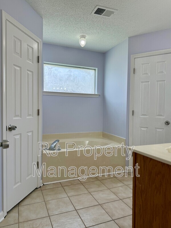 Building Photo - 5353 Farm Ridge Dr