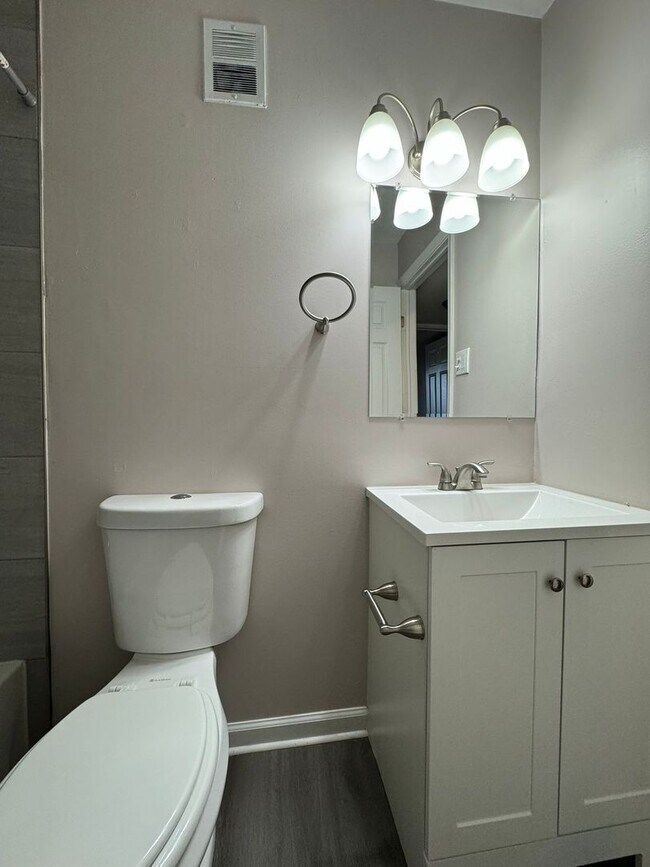 Building Photo - Beautifully Updated 2-Bedroom in Grove Par...