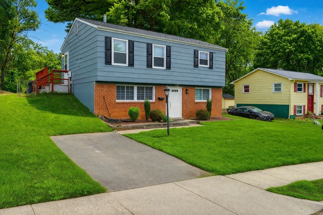Building Photo - 14220 Fallbrook Ln