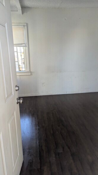 Building Photo - 1008 N Willow Ave