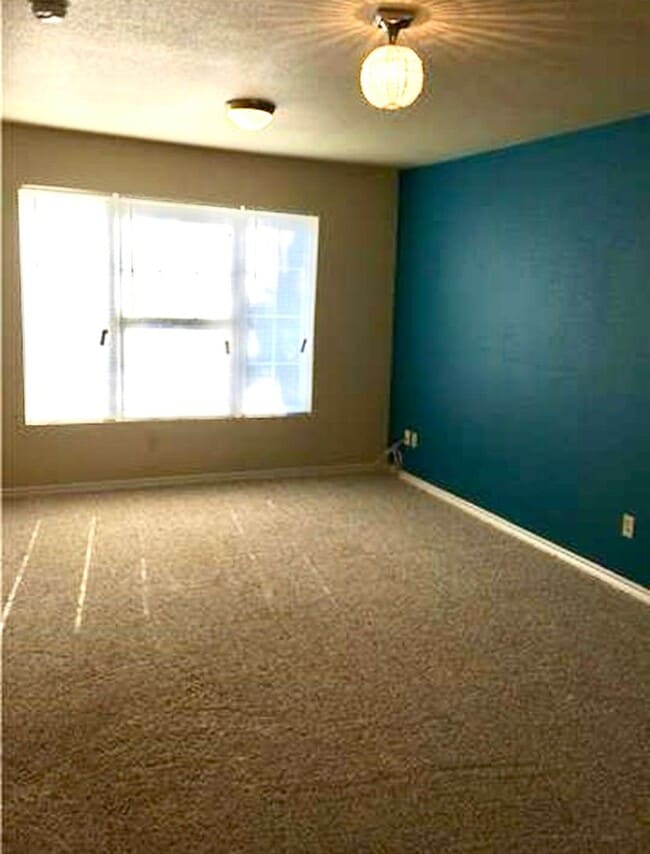 Building Photo - 2 Bedroom 2 Bath