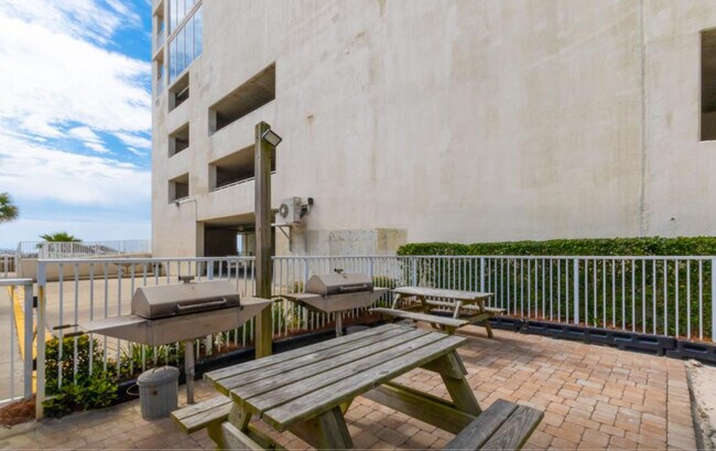 Building Photo - 521 W Beach Blvd