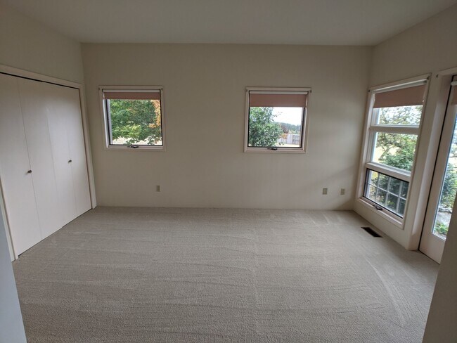 Building Photo - 3 bed 3 bath on 4.8 acres w/ beautiful wat...