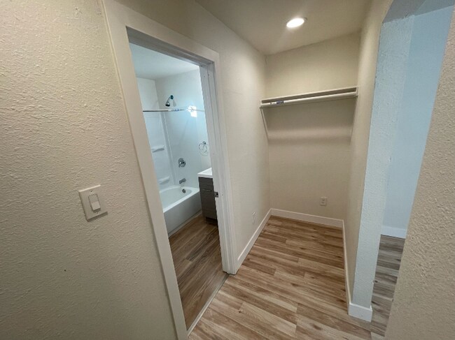 Building Photo - 542 E Barnard St