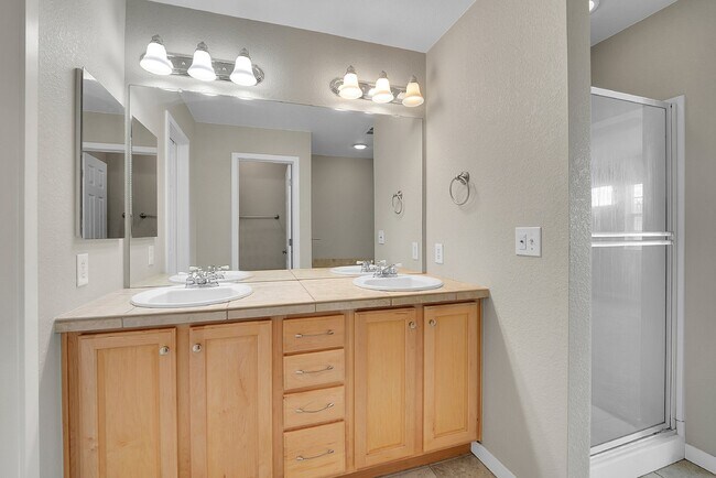 Building Photo - $2,925.00 - 3-bed, 3.5 bath Townhome with Finished Basement and Fireplace in Broomfield!