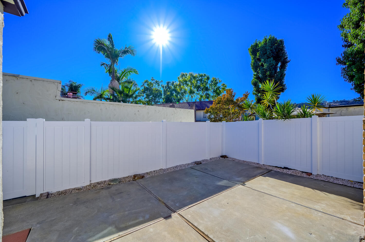 New vinyl fence - 30747 Calle Chueca