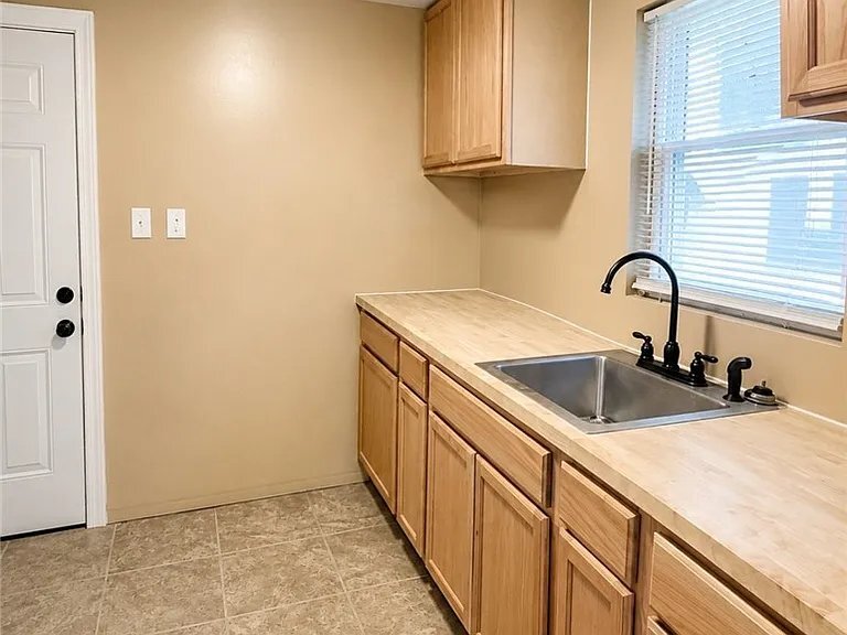 Building Photo - 2823 Revels Ave