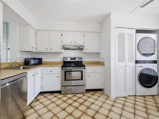 Building Photo - 14623 Bonaire Blvd