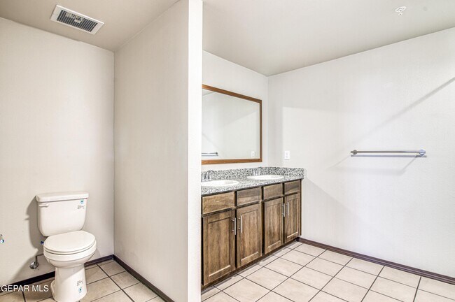 Building Photo - 312 E Overland Ave