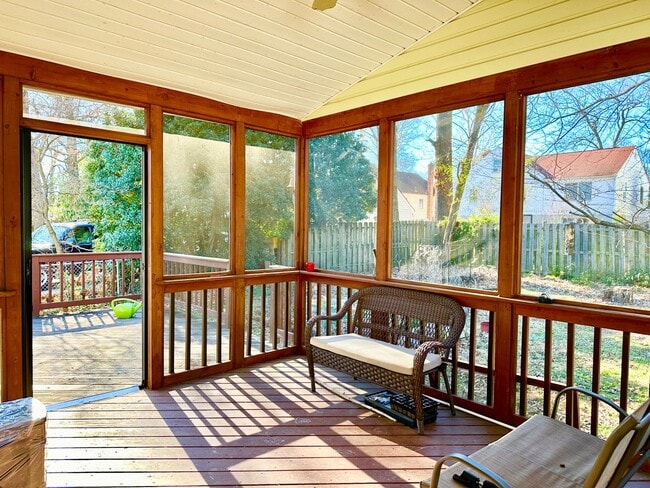 Building Photo - 4 Bed + 2 Bath - Screened in Porch! Pets W...