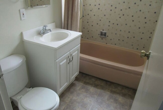 Building Photo - Super Cute 3/2 Rancho Cordova Home!! **Ple...
