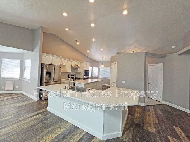 Building Photo - 3630 E Vineyard Dr N
