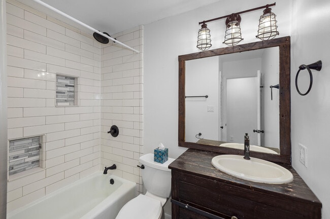 Building Photo - 115 Country Club Dr