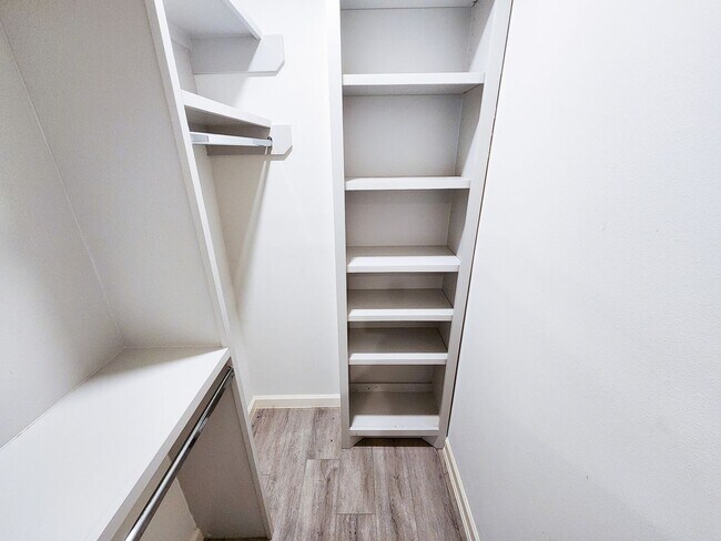 Building Photo - BEAUTIFUL REMODELED 1 BEDROOM 1 BATH CONDO.  GREAT LOCATION!