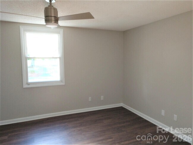 Building Photo - 604 E Iredell Ave