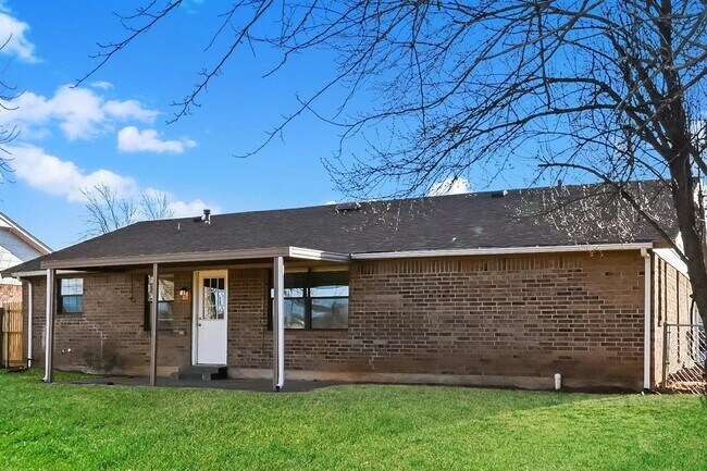 Building Photo - 1105 S Avery Dr