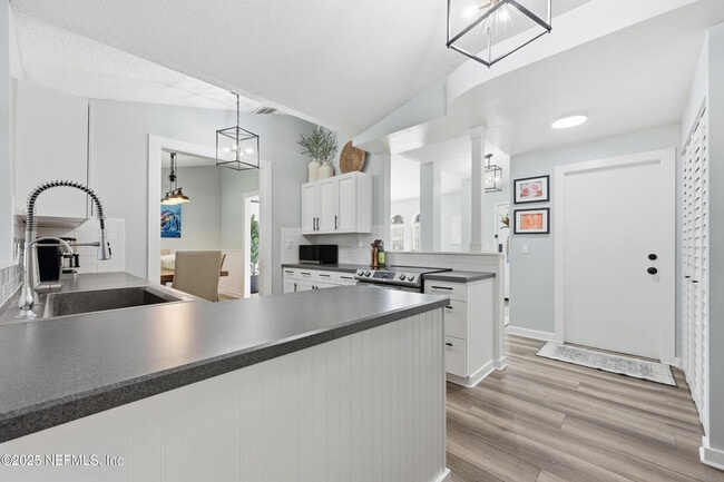 Building Photo - 2143 Lady Di Ln