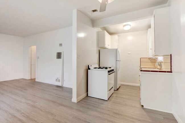 Building Photo - 422 Hill St in Santa  Monica - 4 blocks to...