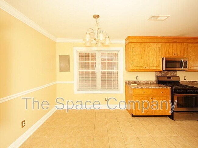 Building Photo - 995 King St